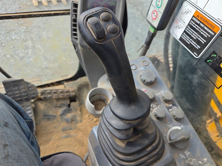 2017-deere-245g-lc-image-58