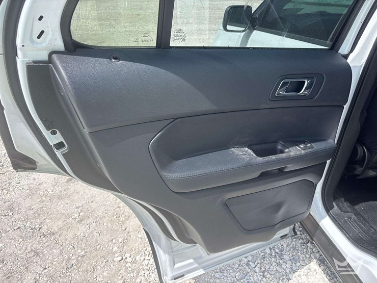 2016-ford-explorer-image-18