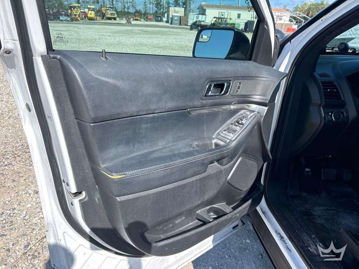 2016-ford-explorer-image-13