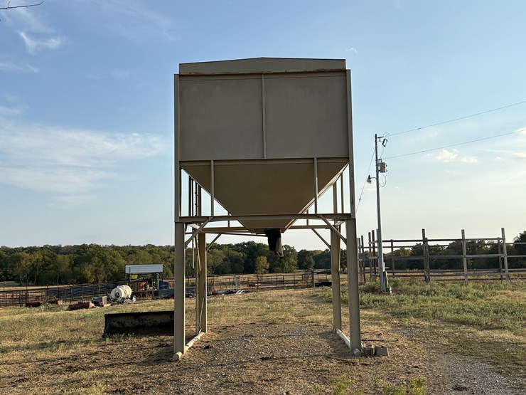 overhead-2-compartment-feed-bin-image-4