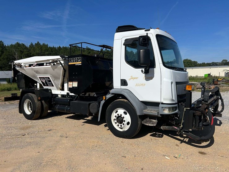 2015-peterbilt-220-image-2