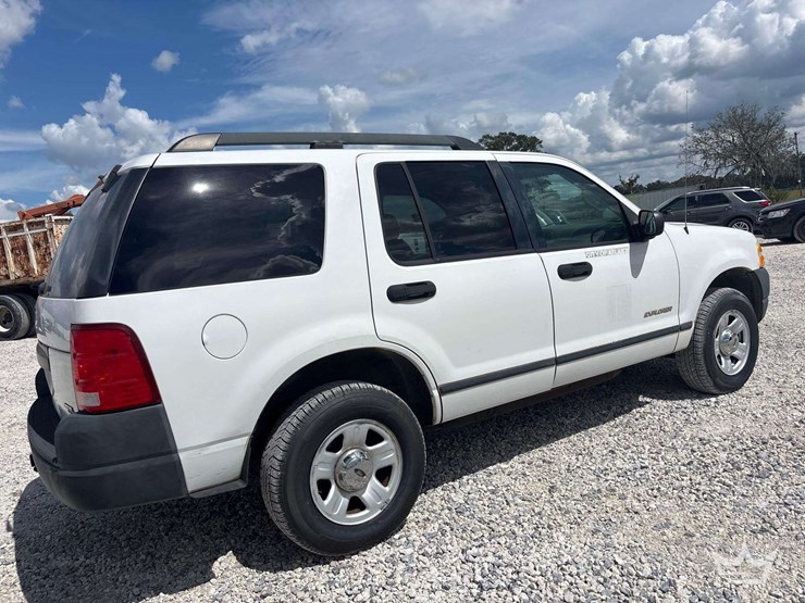 2005-ford-explorer-image-3