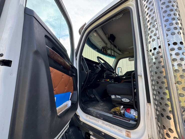 2022-kenworth-t680-image-34