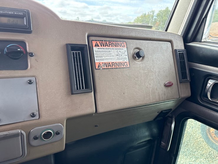 2007-peterbilt-335-image-57