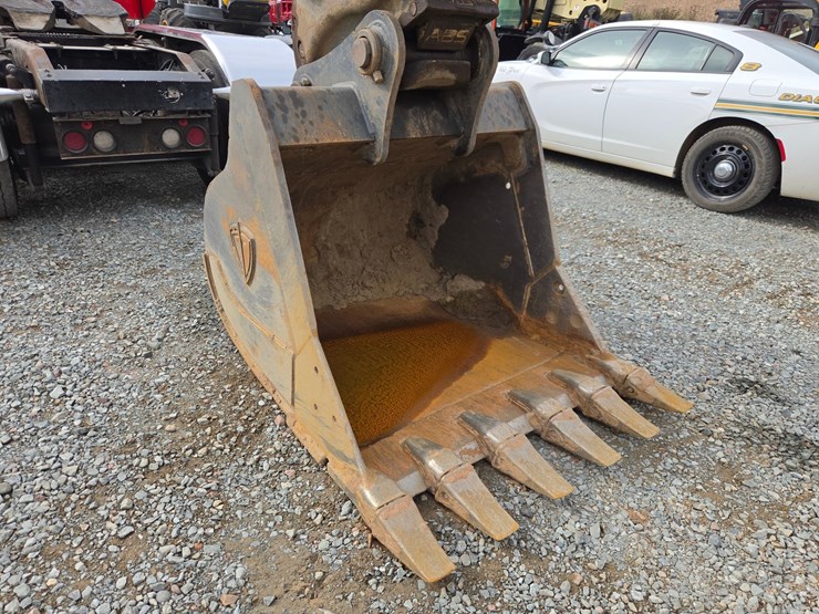 2017-deere-245g-lc-image-10