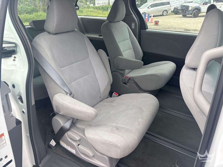 2017-toyota-sienna-image-21