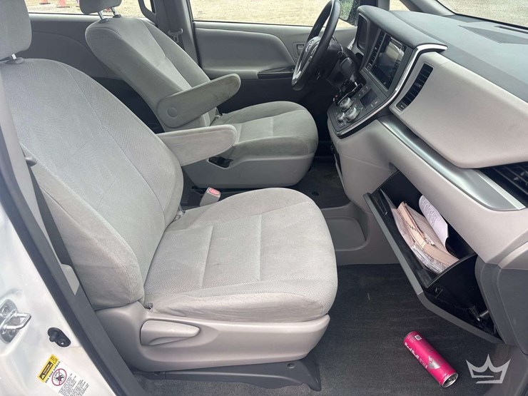 2017-toyota-sienna-image-22