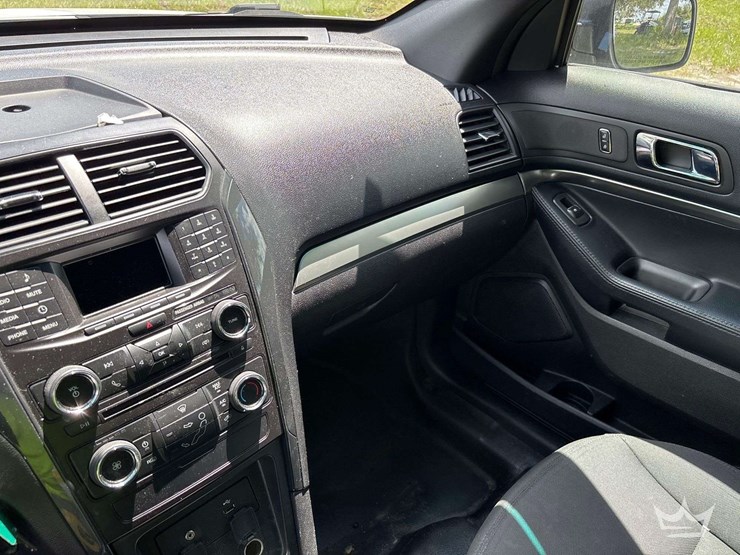 2016-ford-explorer-image-18