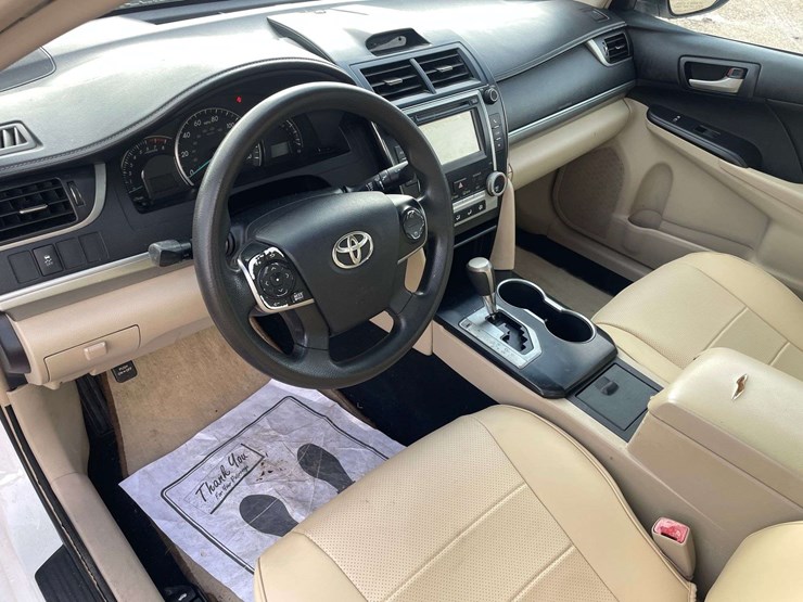 2014-toyota-camry-le-4-door-sedan-(170,014-miles)-image-11