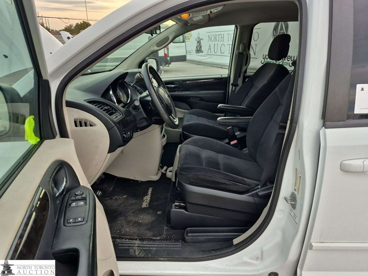 2014-dodge-grand-caravan-sxt-image-10