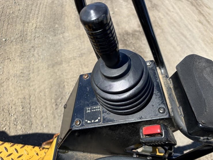 2013-caterpillar-cb22-image-25