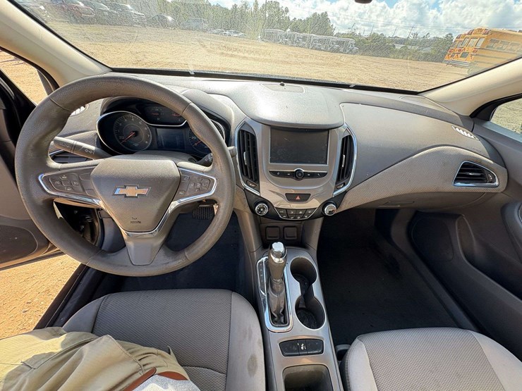 2017-chevrolet-cruz-4-door-sedan-(140,649-miles)-image-11