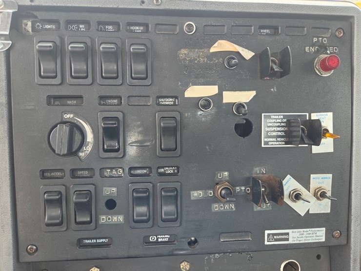 2000-mack-ch613-image-41