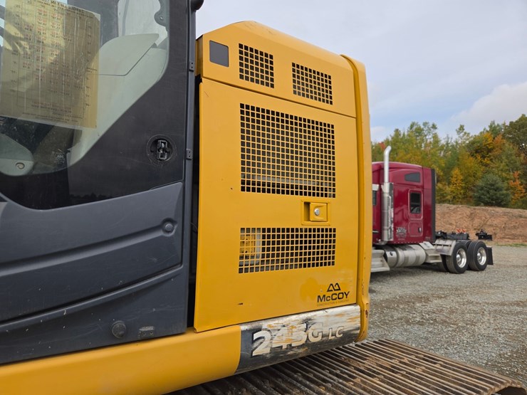 2017-deere-245g-lc-image-40