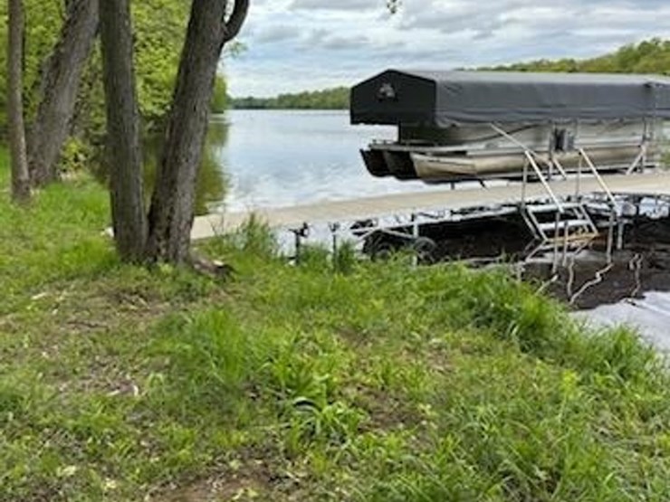 #1640-•-dock-rite-aluminum-electric-pontoon-lift-with-canopy-image-1