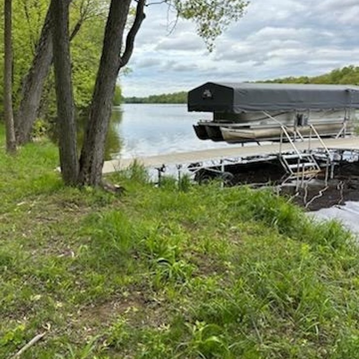 #1640 • Dock Rite Aluminum Electric Pontoon Lift with Canopy