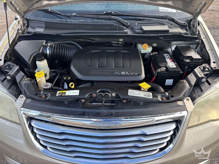 2014-chrysler-town-&-country-image-7