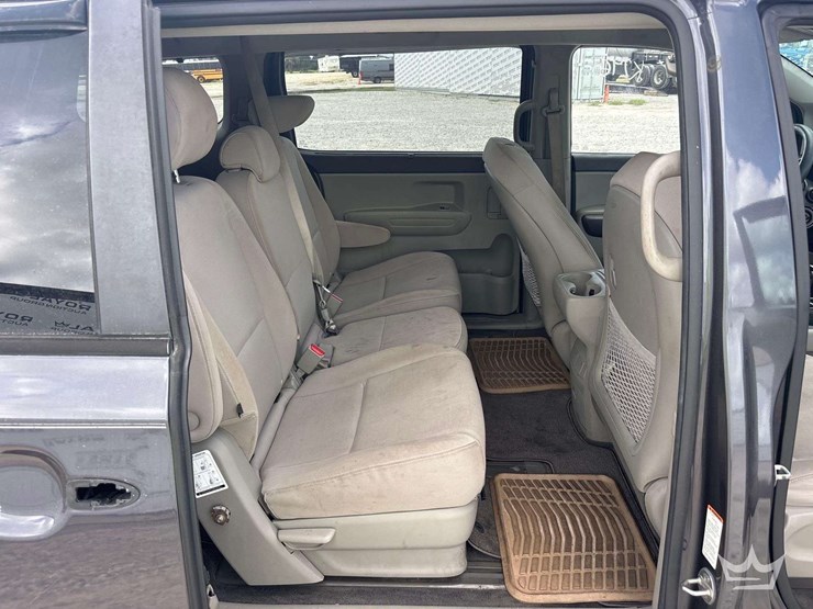 2015-kia-sedona-image-17
