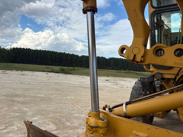 2001-caterpillar-12h-image-31