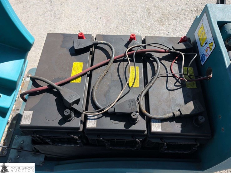 non-operable-tennant-2550-floor-scrubber-image-12