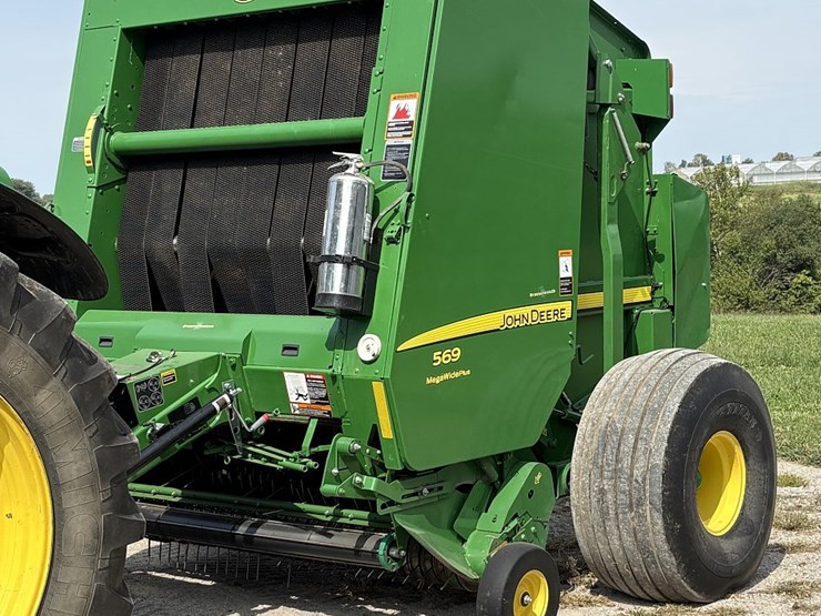 2016-john-deere-569-image-1
