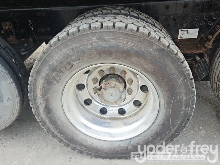 2019-freightliner-122sd-image-17