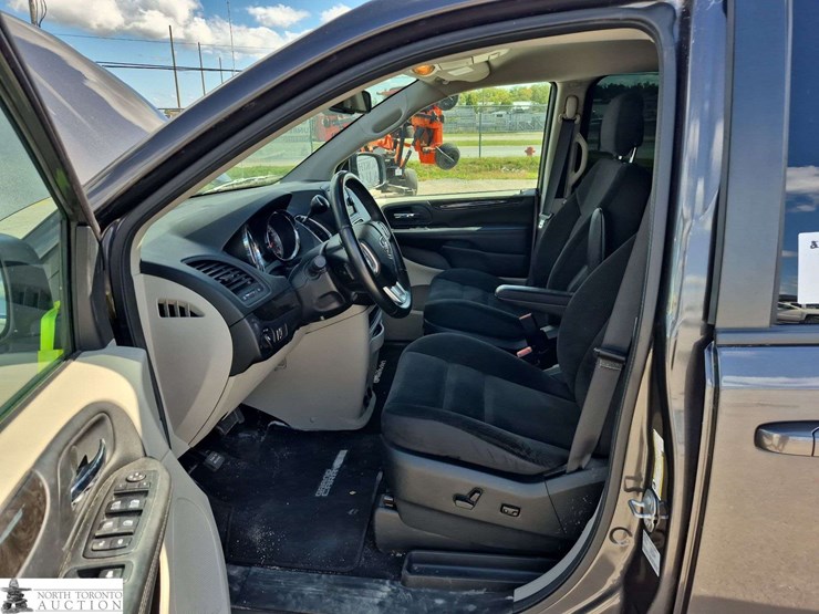 2017-dodge-grand-caravan-sxt-image-10