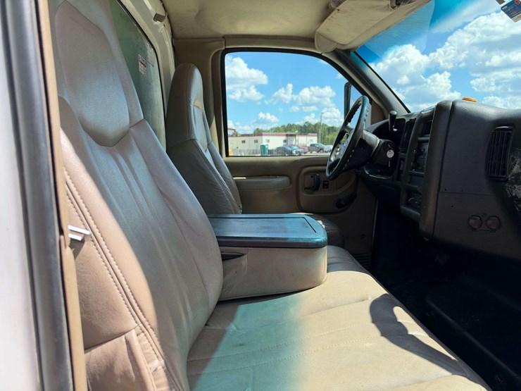 2008-utility-van-image-18