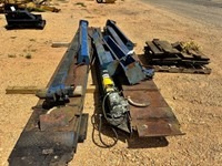 #8194-•-forward-4-post-car-lift-w/-bridge-jacks-image-1