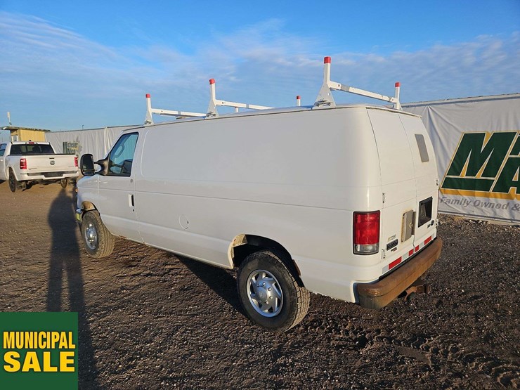 2014-ford-cargo-image-3