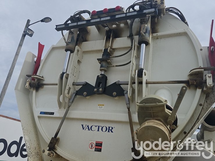 2012-vactor-2100-image-40
