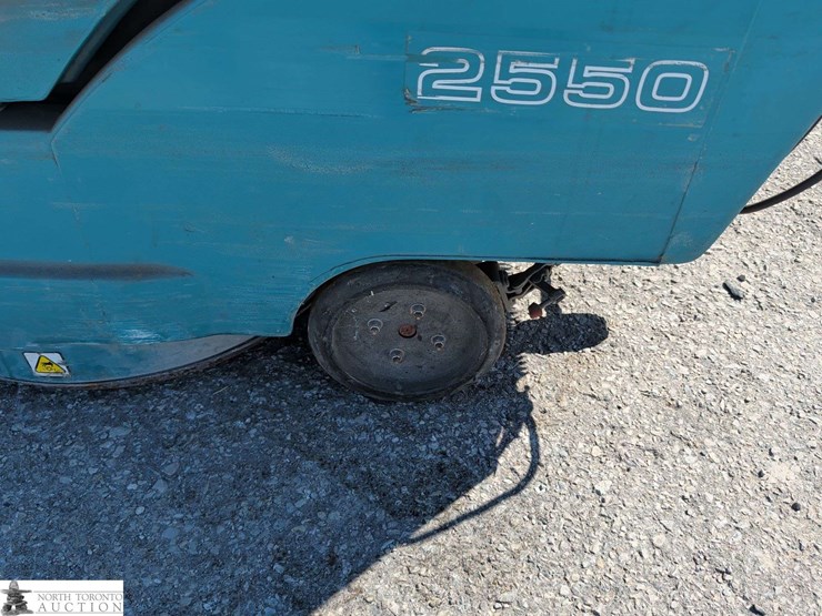 non-operable-tennant-2550-floor-scrubber-image-17