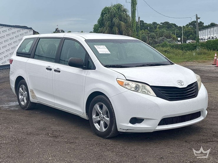 2017-toyota-sienna-image-2