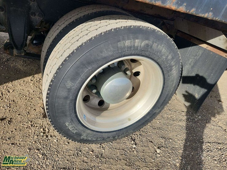 2014-freightliner-m2-106-image-9