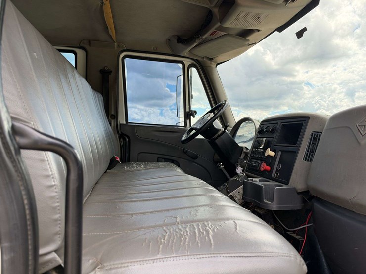 2009-international-durastar-4300-image-19