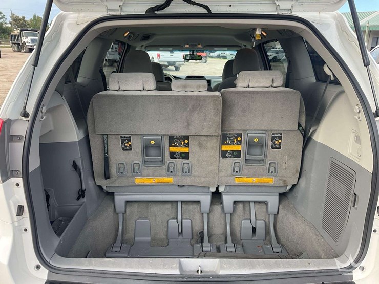 2013-toyota-sienna-image-21