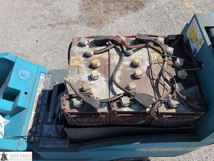 non-operable-tennant-2550-floor-scrubber-image-12