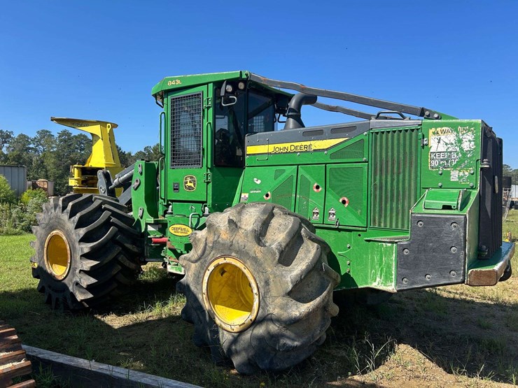 2017-deere-843l-image-4