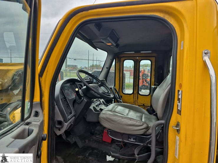 2018-freightliner-m2-106-image-12