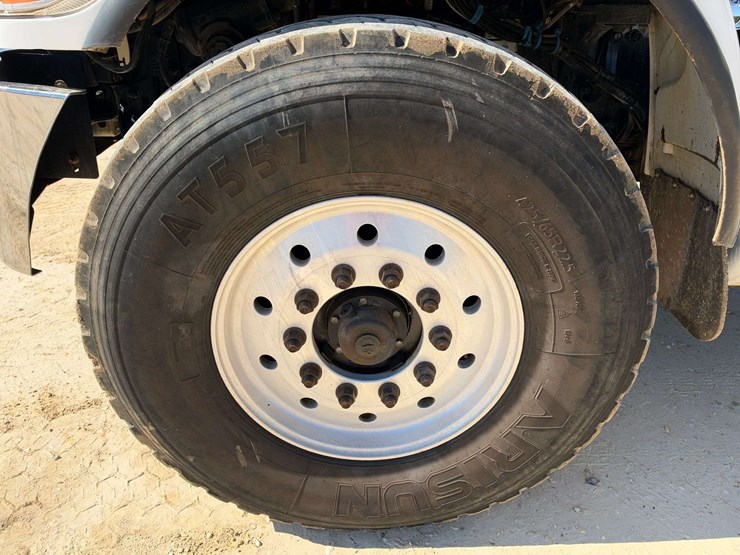 2021-peterbilt-348-image-18