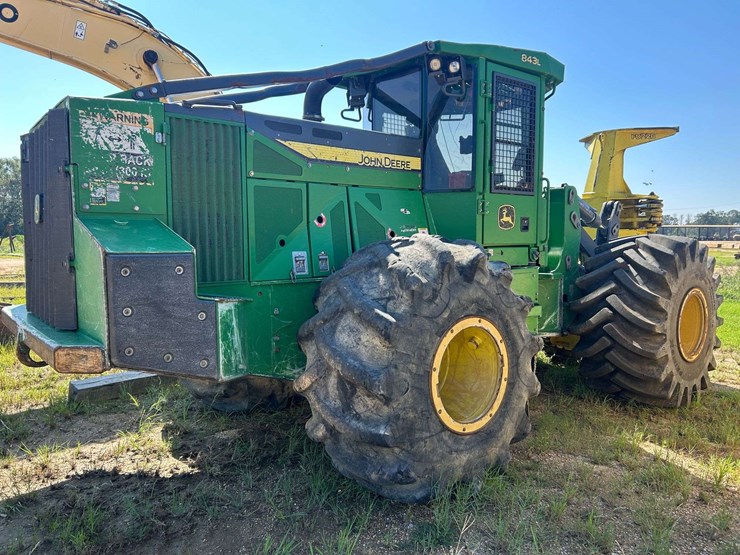 2017-deere-843l-image-5