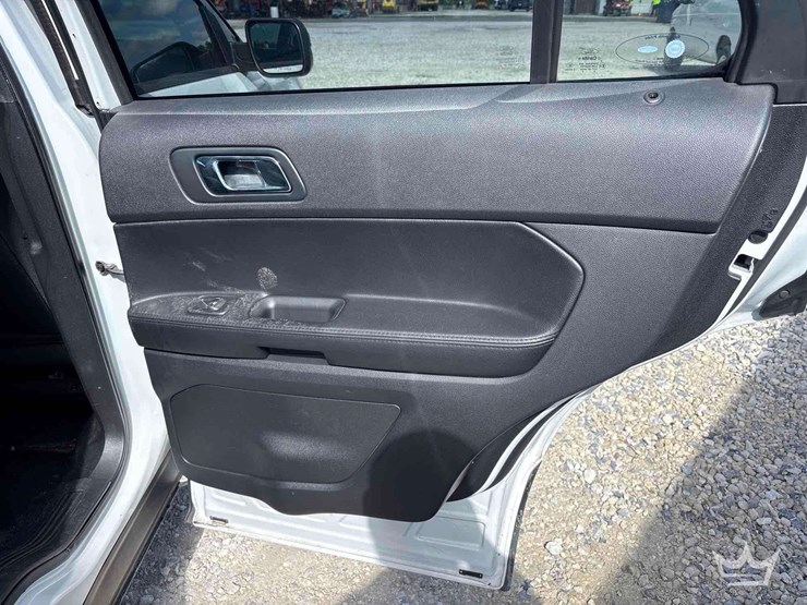 2016-ford-explorer-image-21