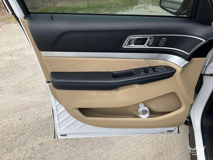 2017-ford-explorer-image-10
