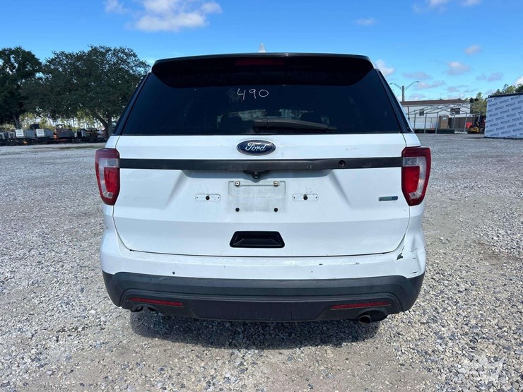 2016-ford-explorer-image-21