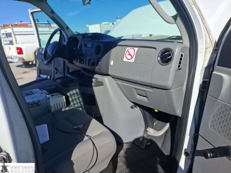 2011-ford-cargo-image-17