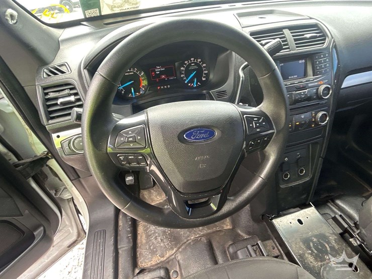 2016-ford-explorer-image-14