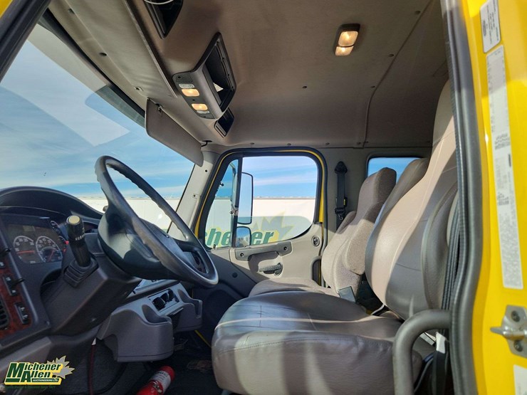 2014-freightliner-m2-106-image-13