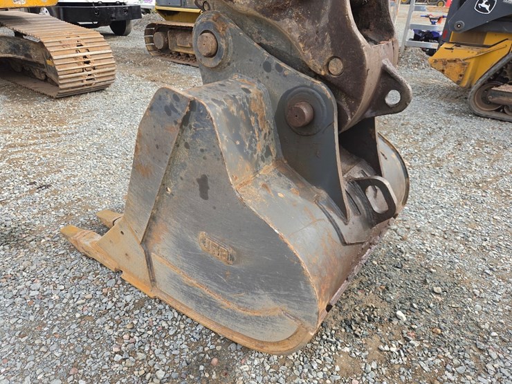 2017-deere-245g-lc-image-12