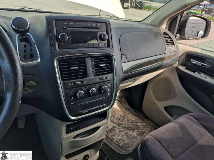 2011-dodge-grand-caravan-se-image-12