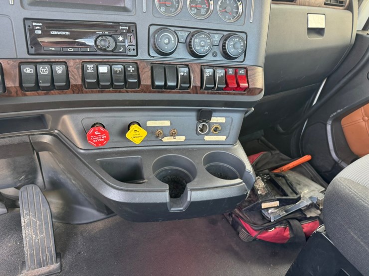 2022-kenworth-t680-image-40